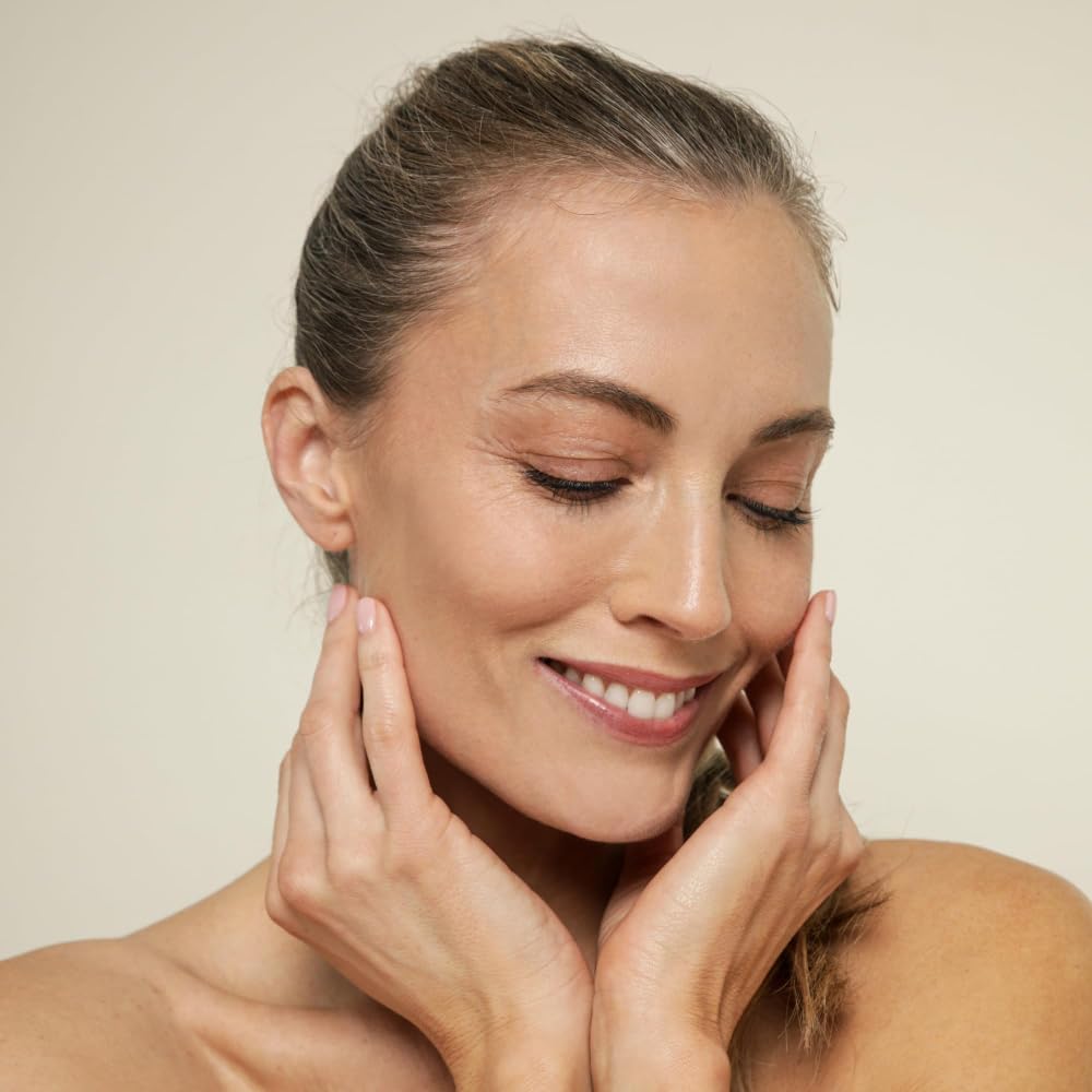 Soft lighting on skin after Timexpert Lift application suggesting a natural glow.