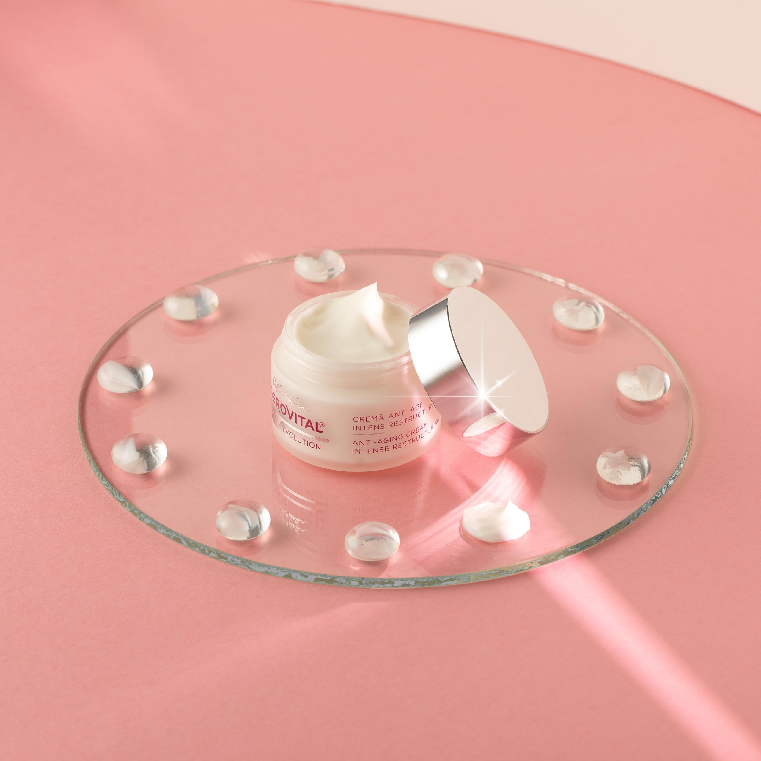Gerovital H3 Evolution night-use application shows soothing nighttime nourishment.