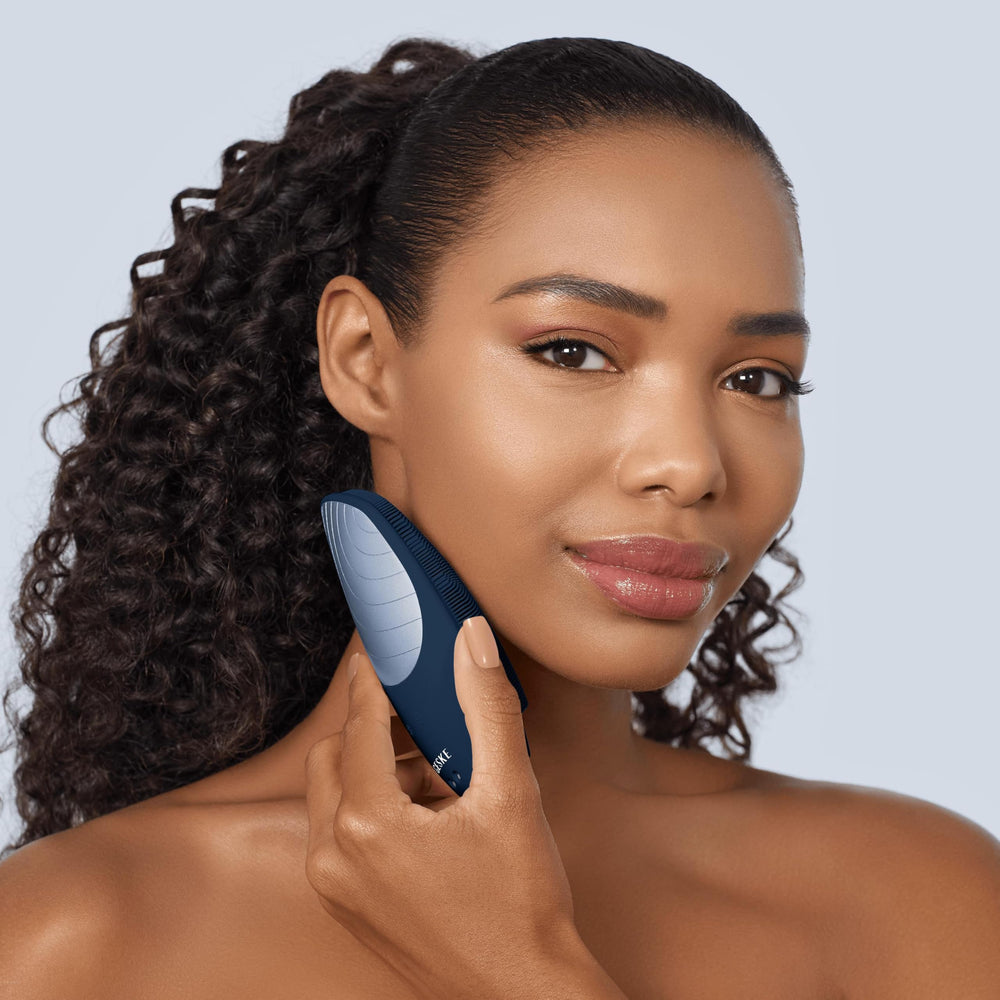 GESKE SmartAppGuided with thermal warming function for comfortable cleansing sessions.