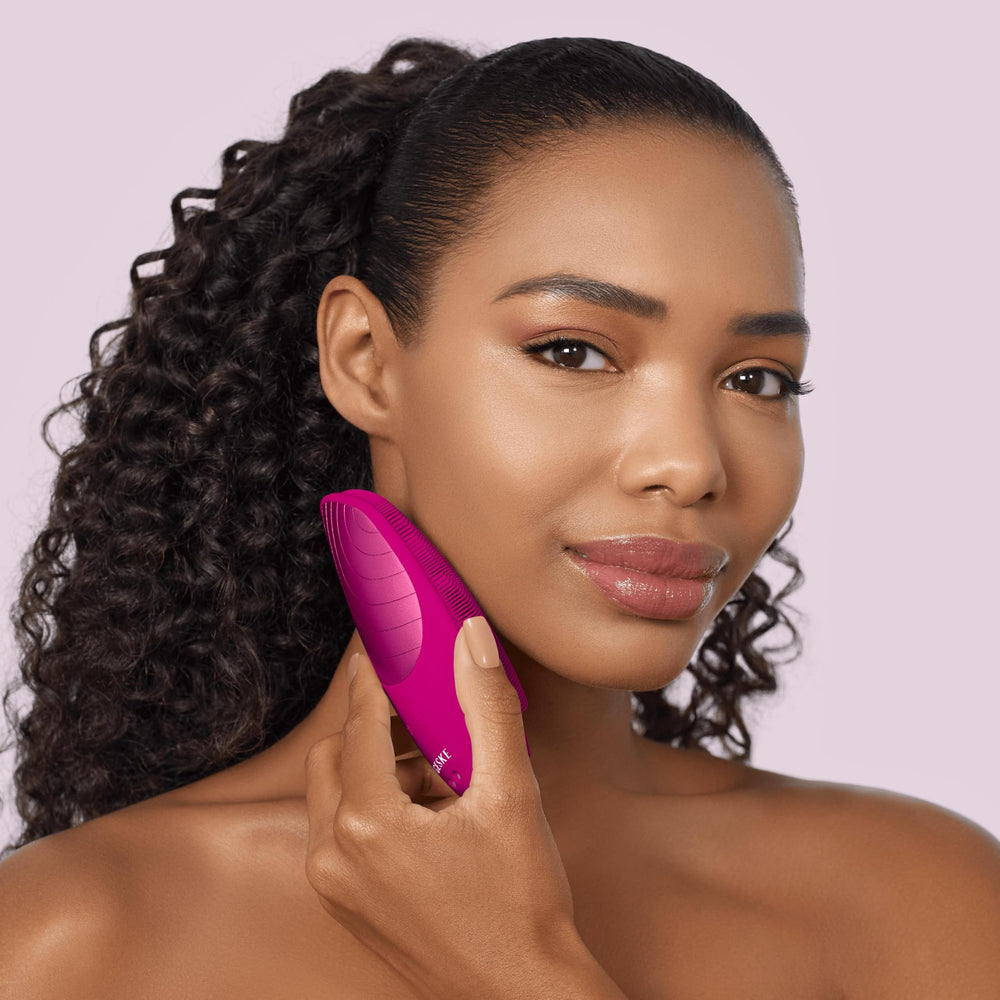 GESKE app-view on screen demonstrates AI-guided routine for personalized skincare.