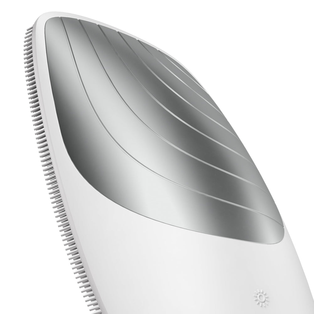 GESKE device with soft bristles performing exfoliation and skin massage