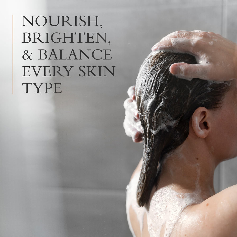 London Shower Gel foam-lather shows rich bubbles for a luxurious wash.