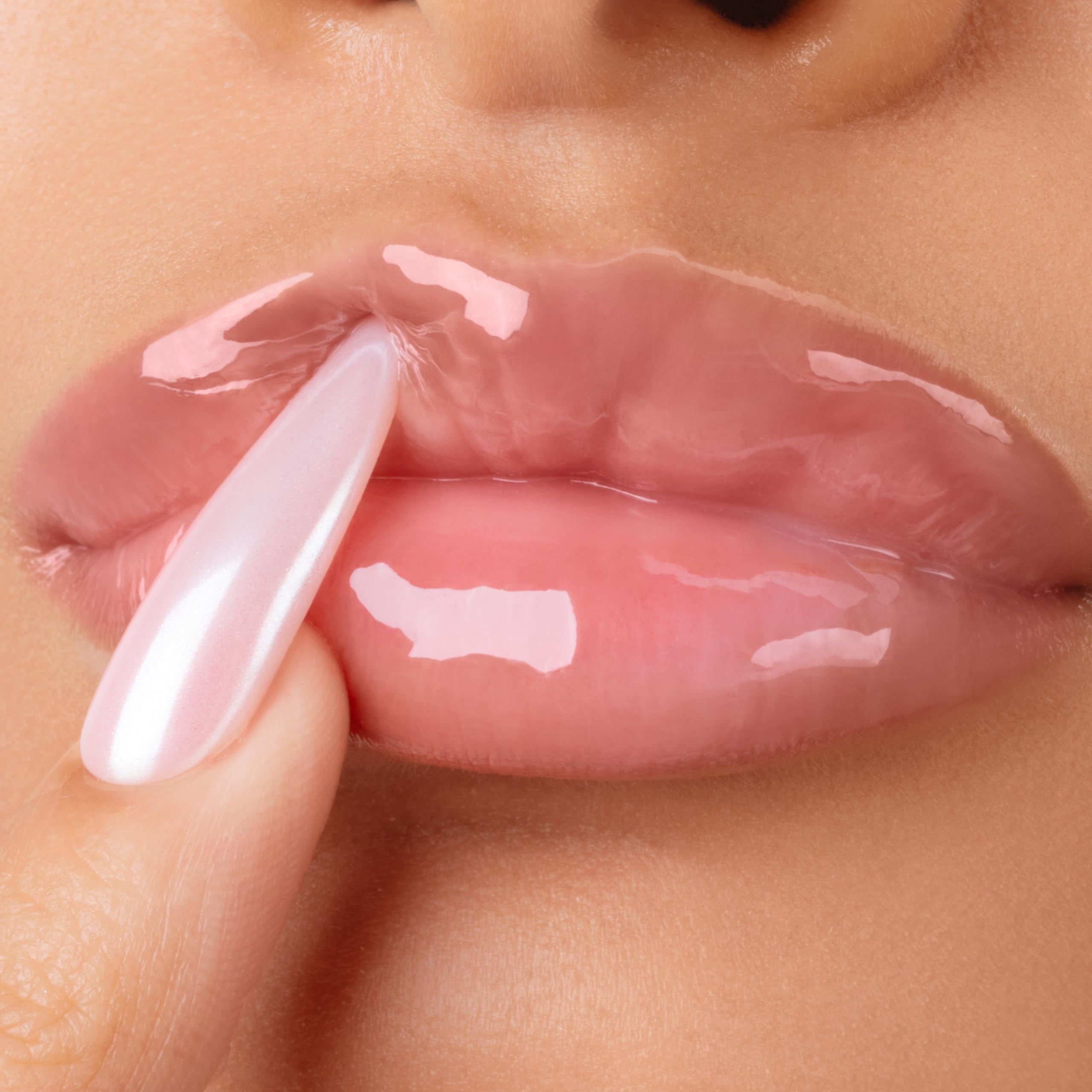 Gisou Honey Infused Lip Oil no-stick shine – ideal for layering with other lip colors.