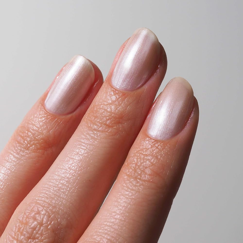 Gitti nail primer, base, and top coat support a salon-like manicure.