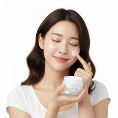 Glamfox Rice Niacinamide Cream applied to skin for hydration