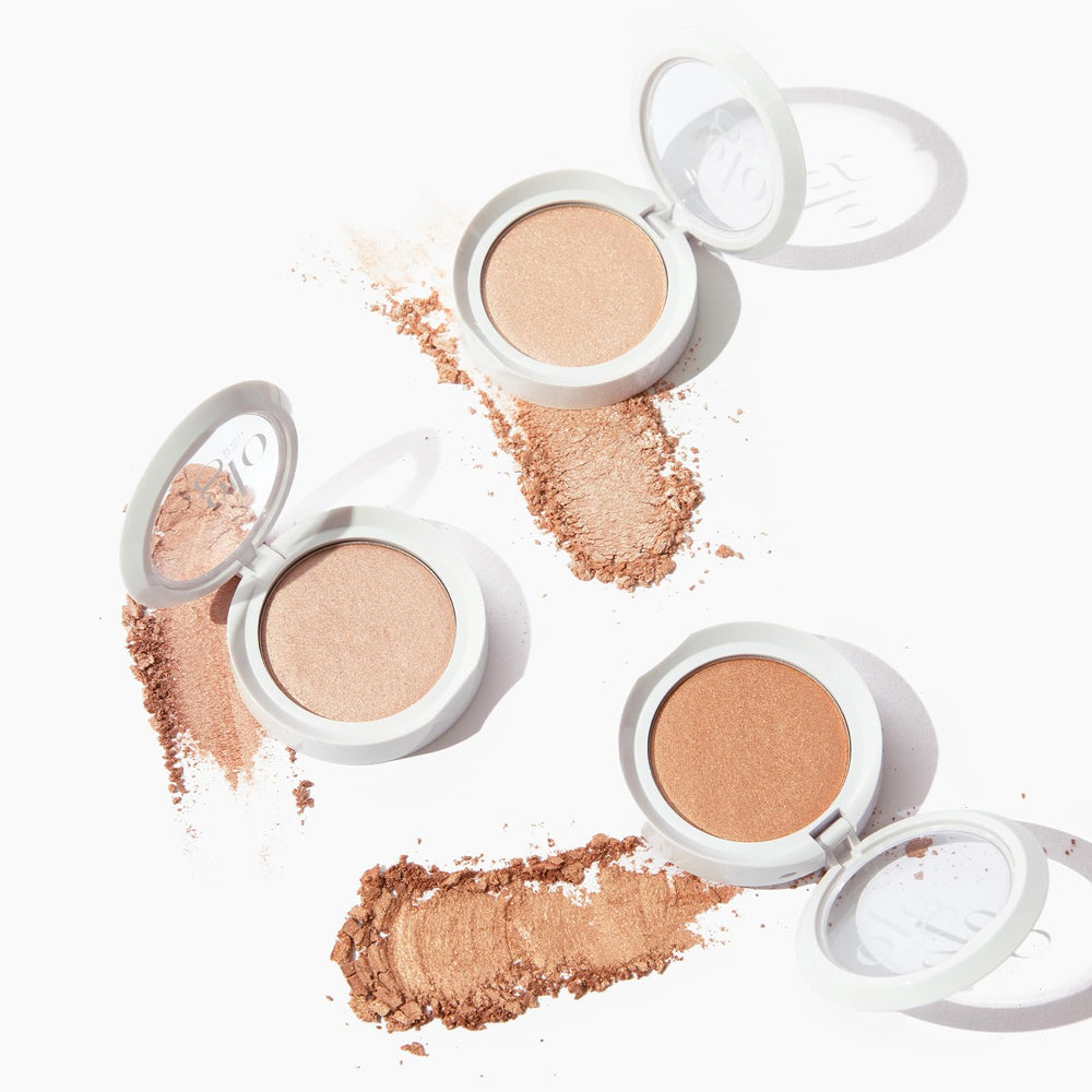 Glo Skin Beauty Skin Glow Powder Highlighter Cognac on the eyelid for warm definition.