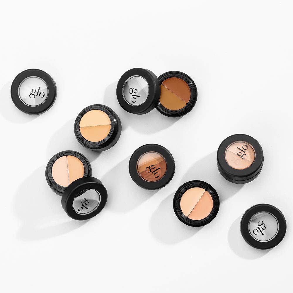 Glo Skin Beauty Under Eye Concealer Duo lightweight texture for comfortable wear.