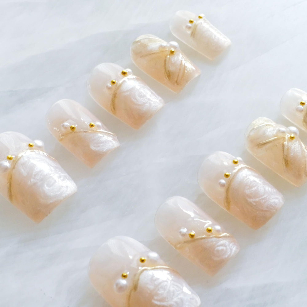 GLORS 10-piece set provides a natural-looking manicure with durable salon-grade materials.