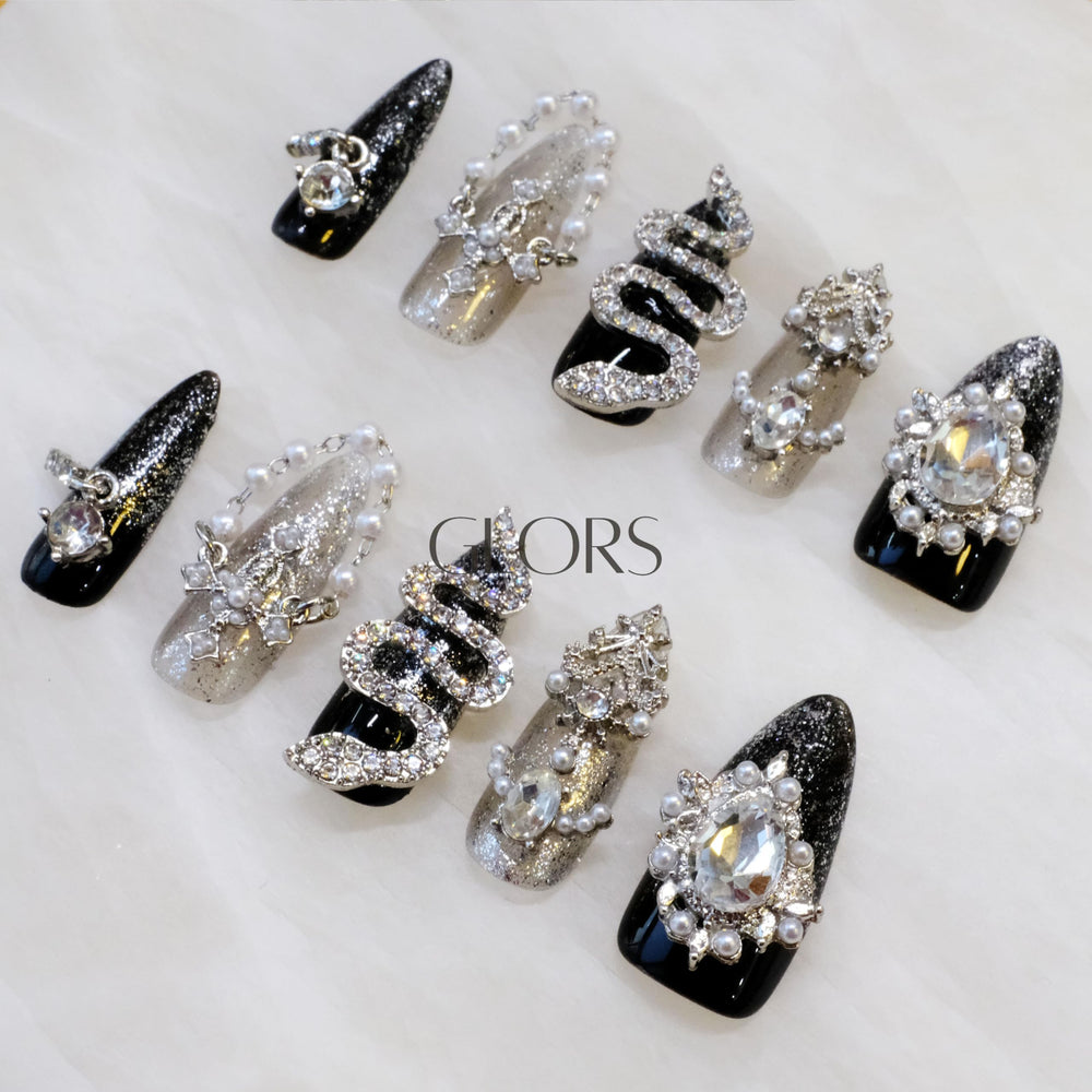 GLORS luxurious 10-piece set enables instant high-fashion manicure.