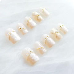 GLORS pre-shaped nails deliver quick salon-like application in minutes.