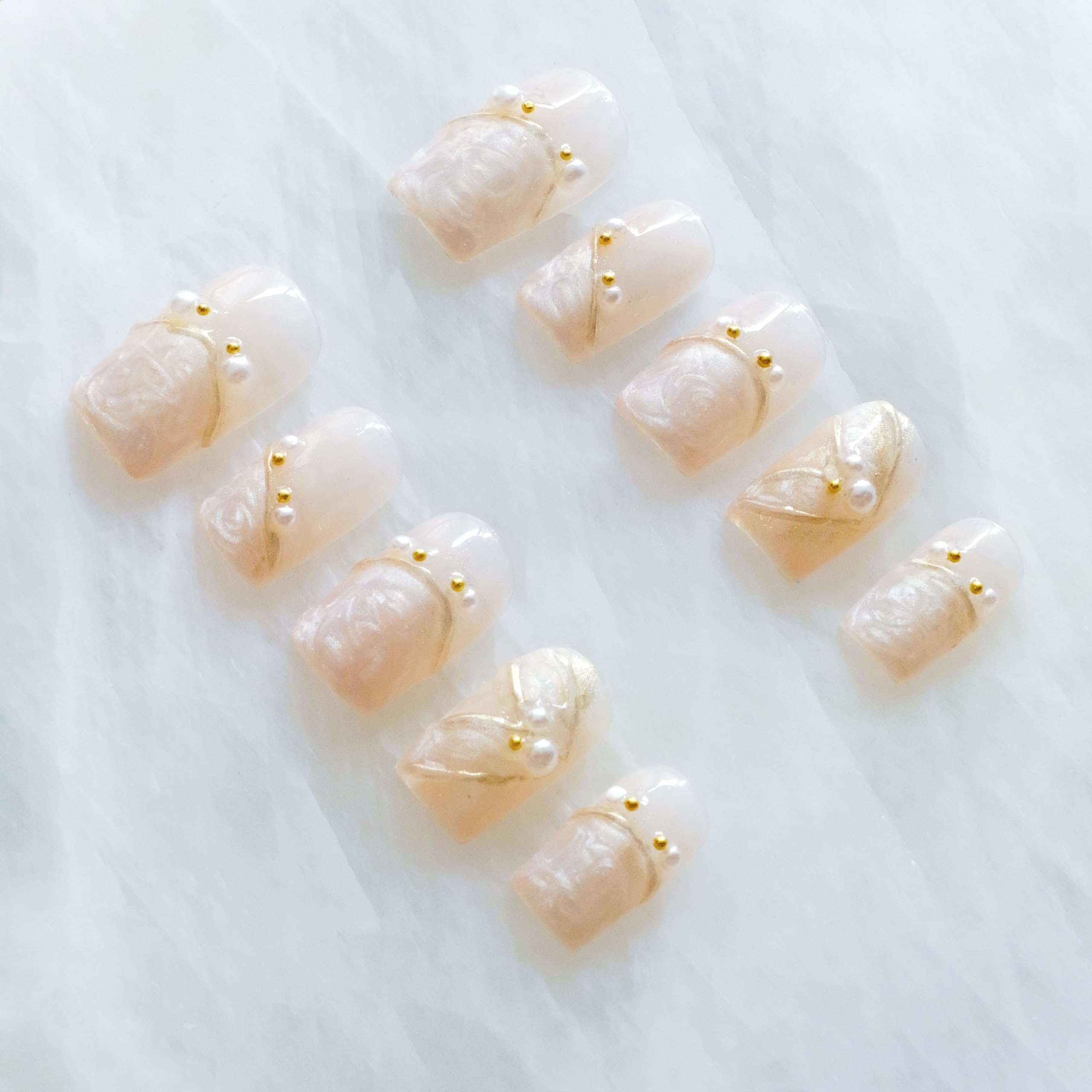 GLORS gold-wire details create a romantic, ethereal aesthetic on the nails.