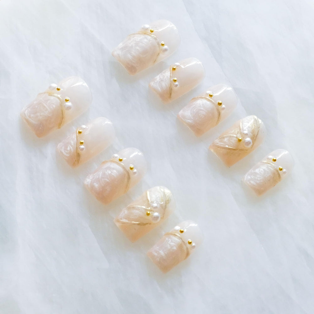 GLORS gold-wire details create a romantic, ethereal aesthetic on the nails.