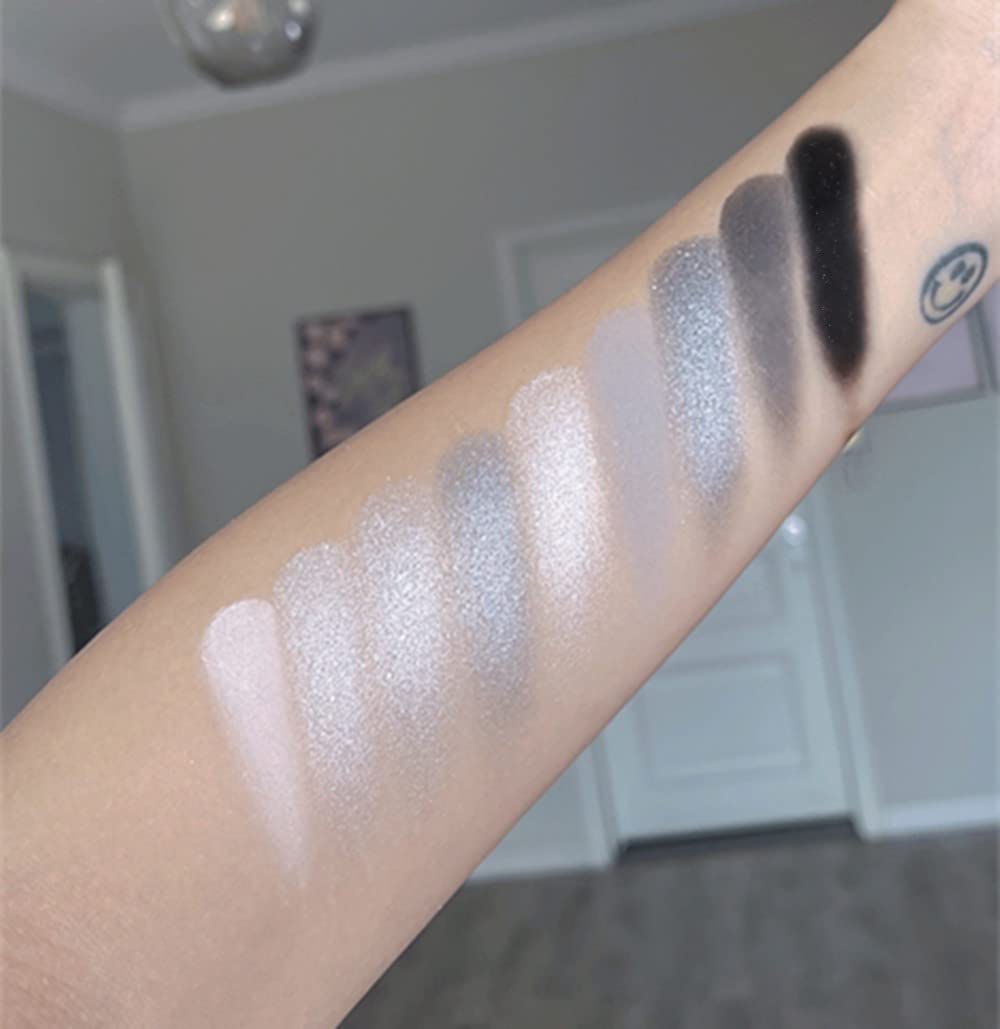 Go Ho smoky eye palette ideal for night-out looks and bold eyeliner accents.