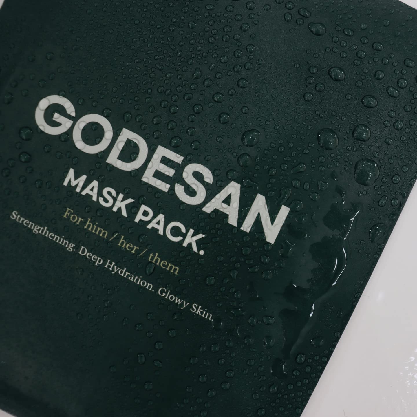 GODESAN overnight mask glow-ready look after use in dim light