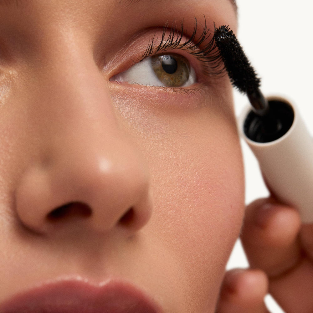 Goop Featherlash with Tahiti microalgae may support lash density with regular use.