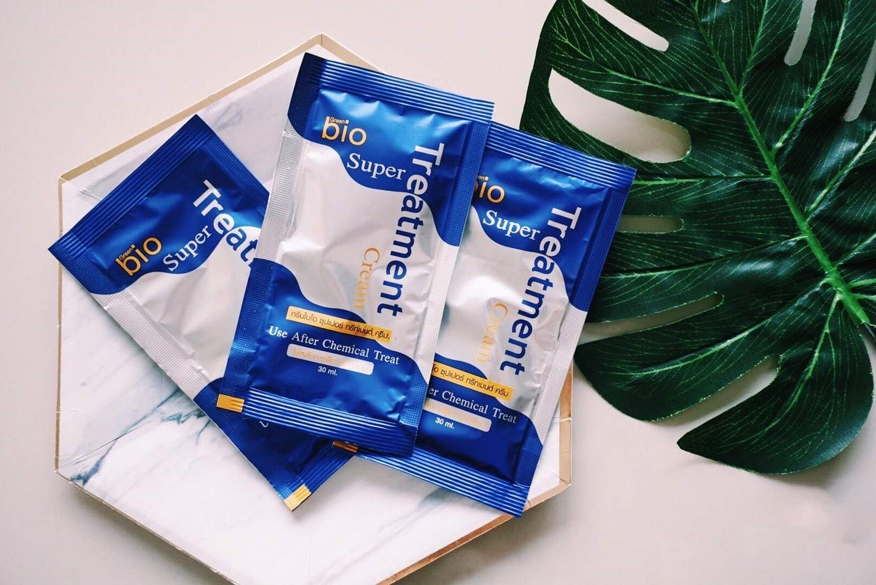 GreenBio Keratin Hair Mask smooths frizz for sleek, manageable hair.