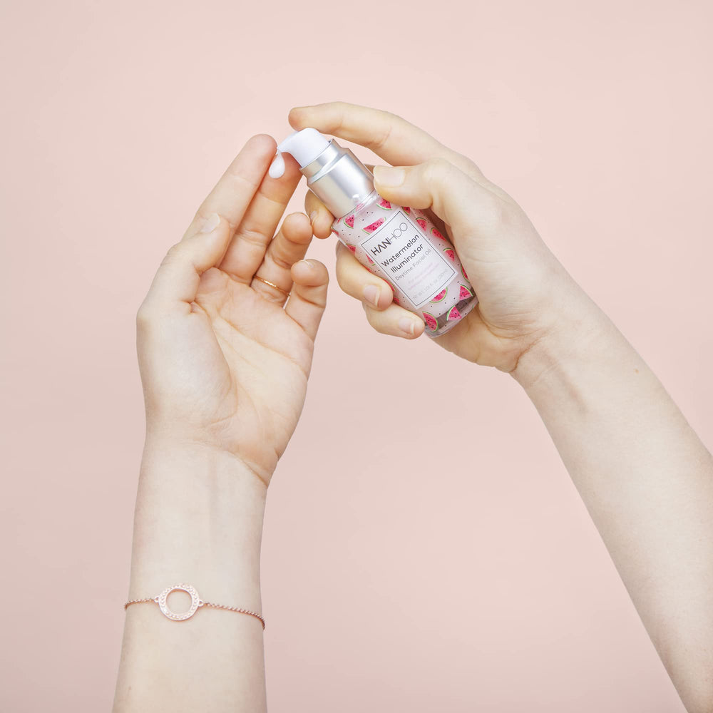 Applying HANHOO illuminator creates a dewy, refreshed complexion.