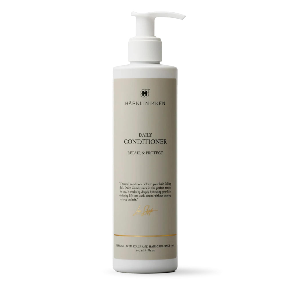 Harklinikken Daily Conditioner bottle pour showing smooth detangling potential