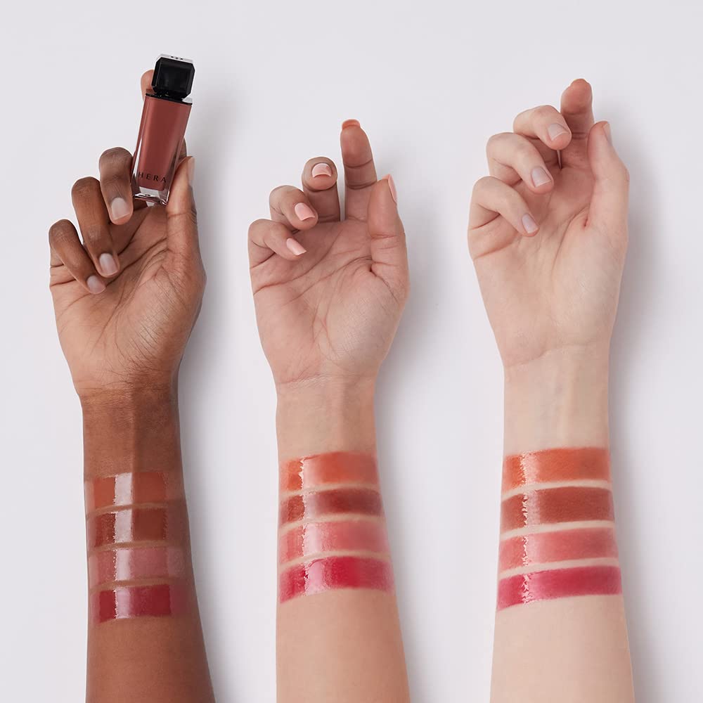 HERA Sensual Nude Gloss non-sticky texture keeps lips soft all day.