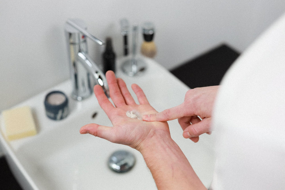 Application mains – Hitch All Day Clay, sensation soyeuse et pratique lors du coiffage.