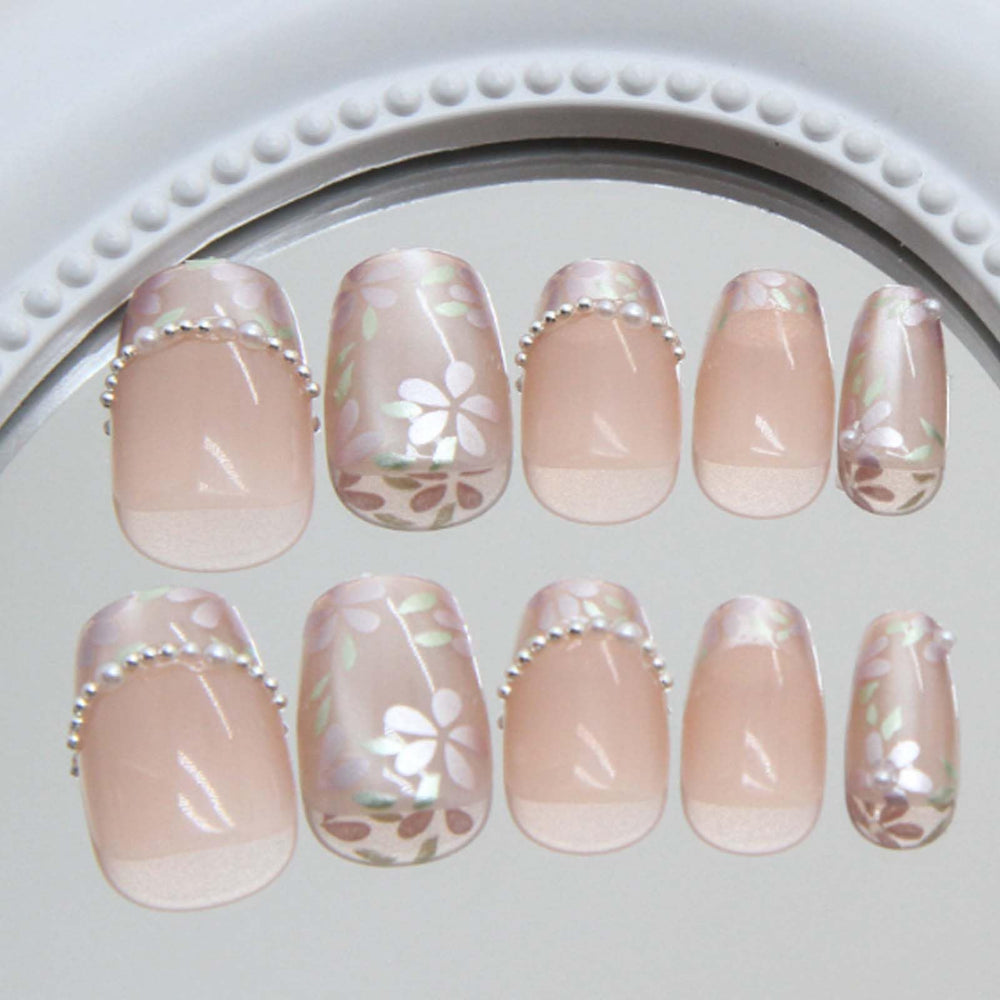 Hkanlre medium-length nails worn on hand for instant glamour