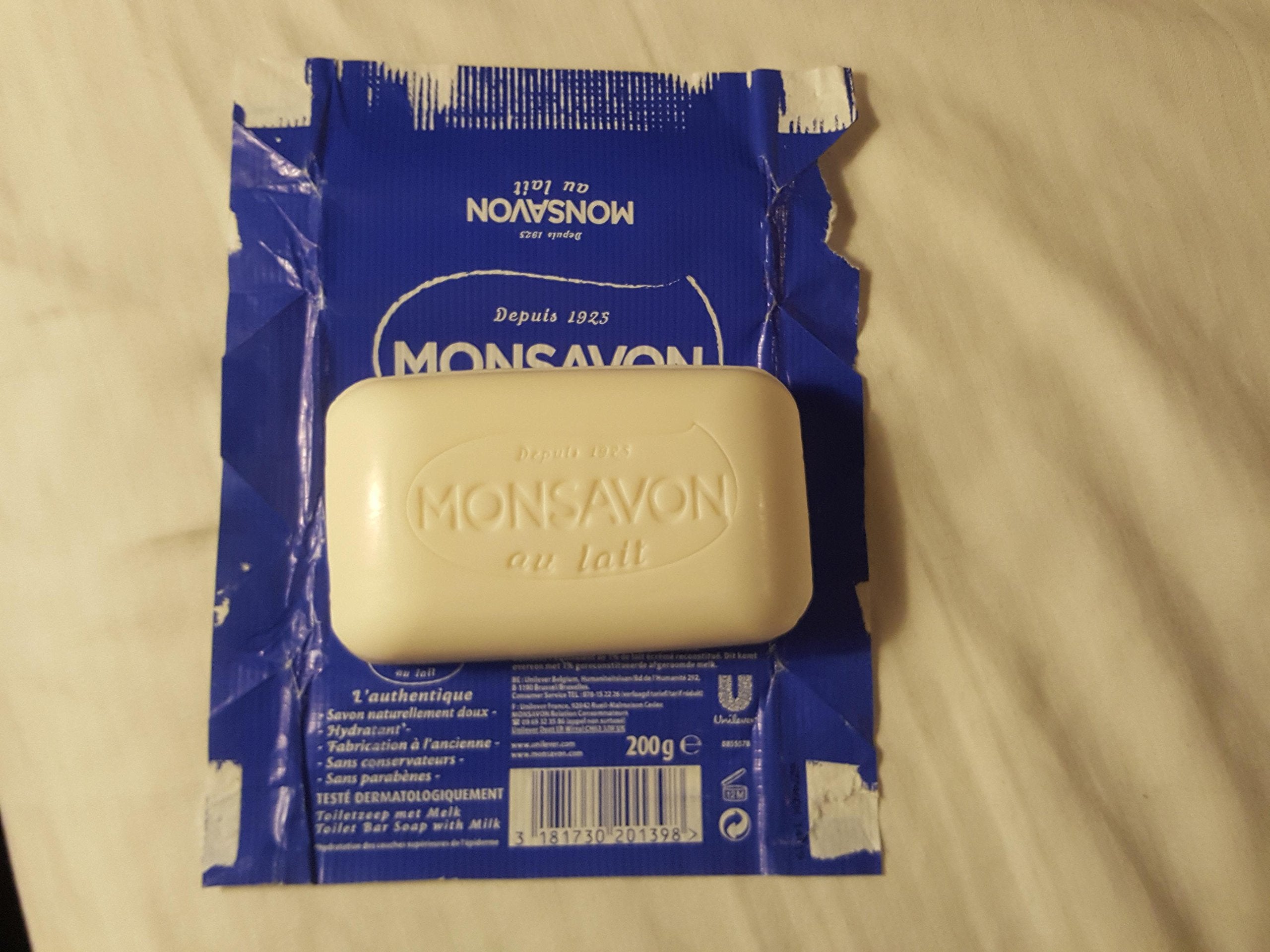 Hoofun Monsavon Au Lait soap packaging display highlights classic formula.