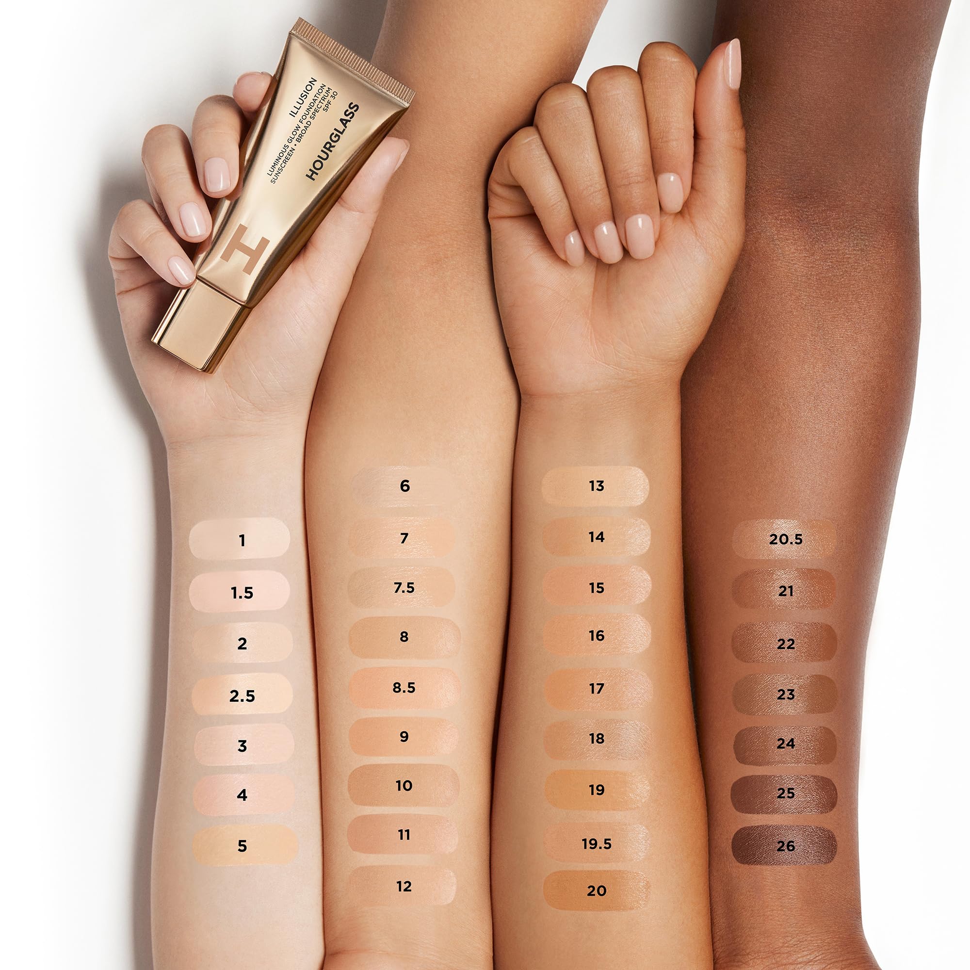 Hourglass Illusion Glow texture during application looks creamy and blendable