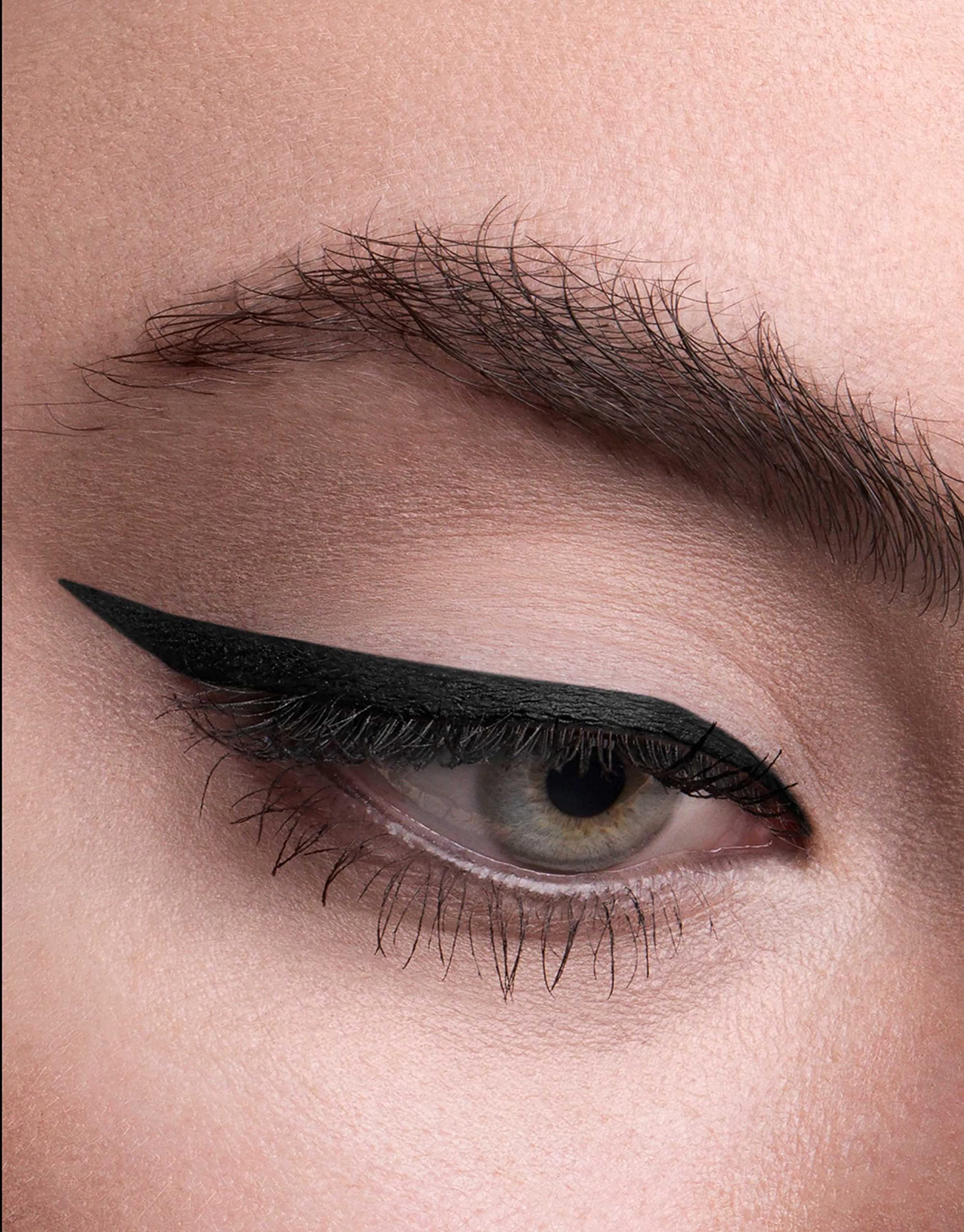 Hourglass waterproof, transfer-proof gel liner stays in place on lids.