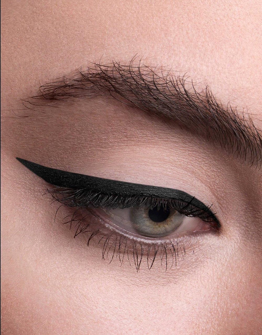Hourglass waterproof, transfer-proof gel liner stays in place on lids.