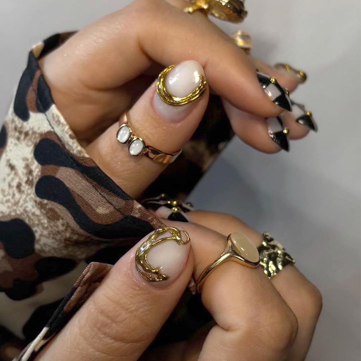 HPYFOI gold-design nails add elegant shine to any look