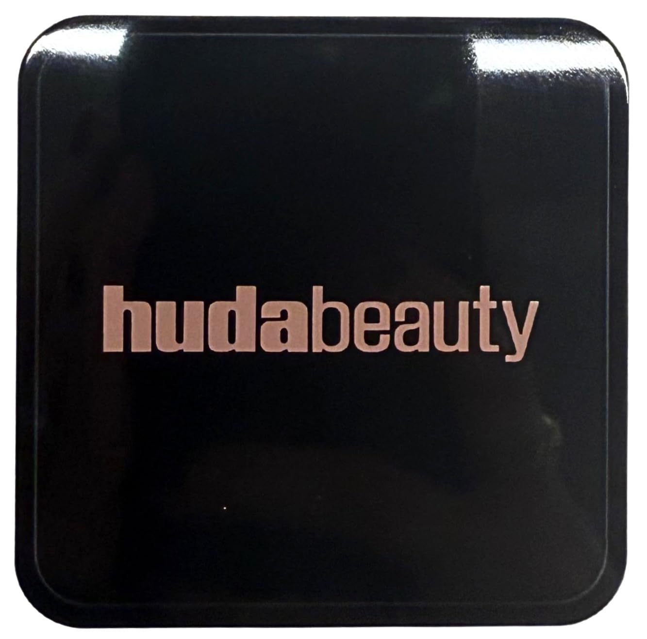 Huda Easy Bake Duo divider design prevents powder mess during use.