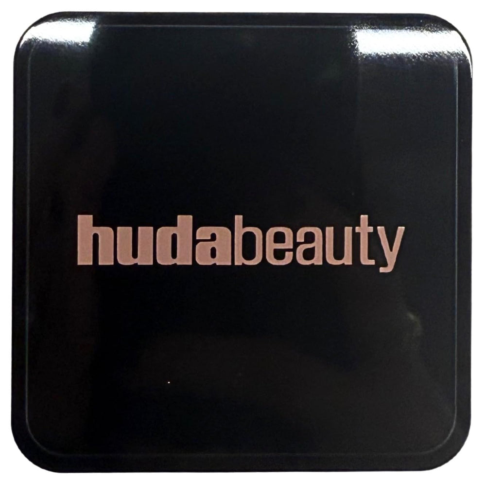 Huda Easy Bake Duo divider design prevents powder mess during use.