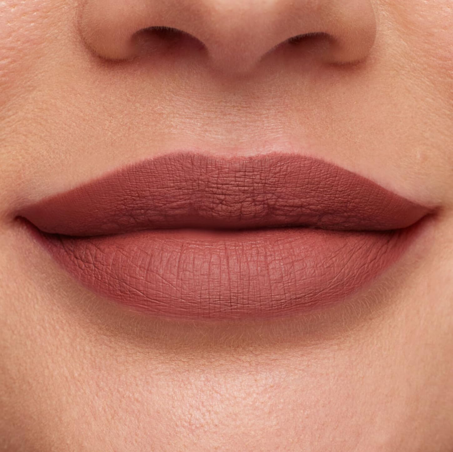 HUDABEAUTY Trendsetter box front showcases shade and sleek design.