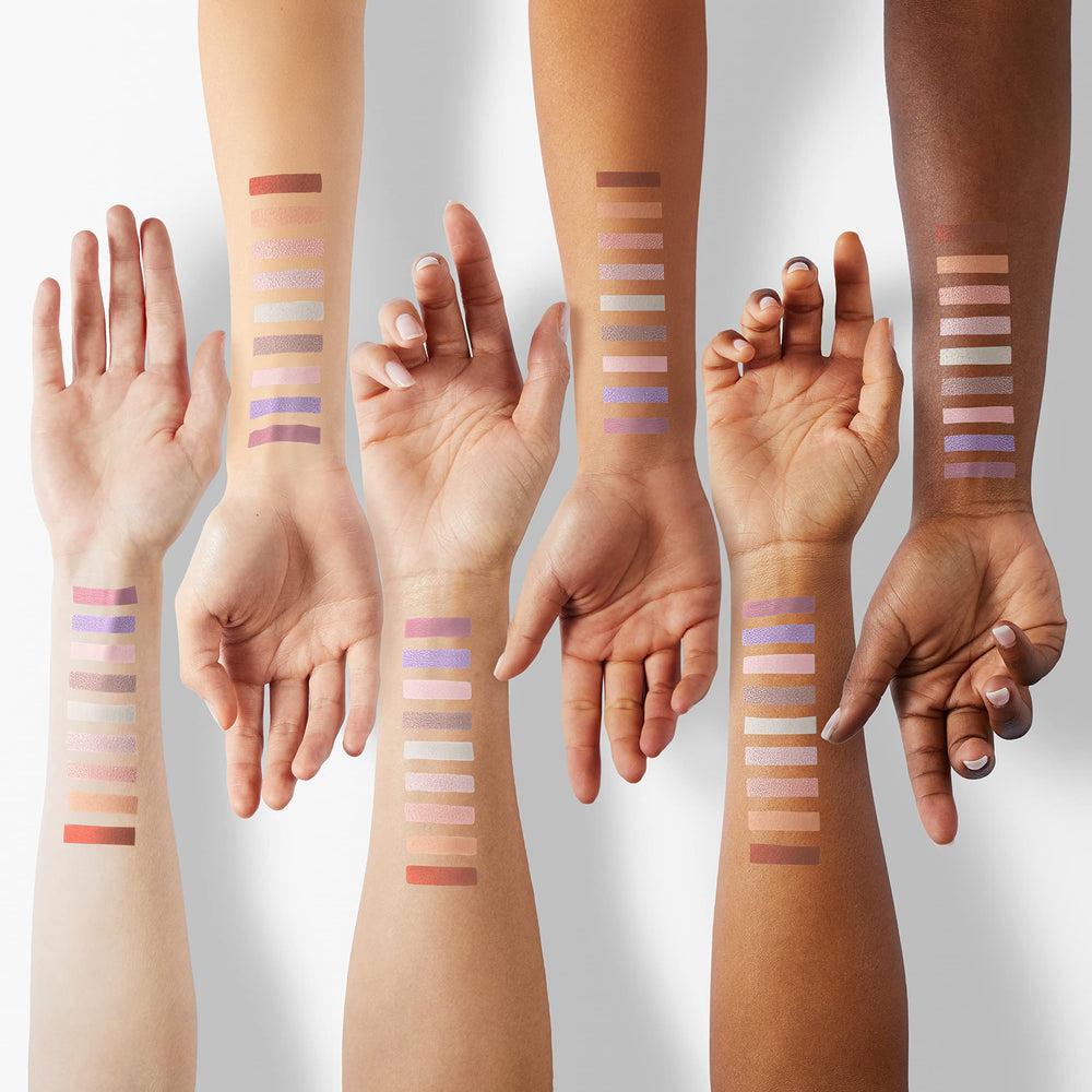 HUDA BEAUTY Nude Obsessions Nude Light shimmering shade close-up for glow