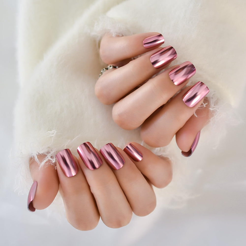 iBeautying Glossy reflective pink chrome nails for chic shine