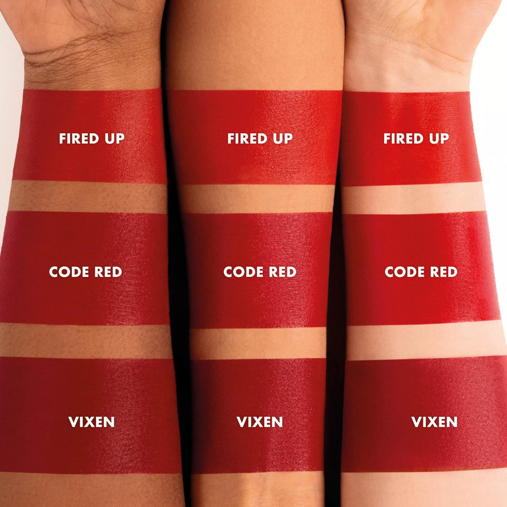 ICONIC LONDON Cloud Kiss lip mousse demonstrates center-diffused gradient for diffused look.