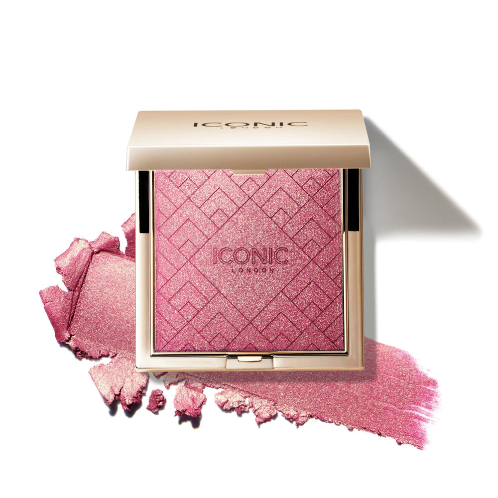 ICONIC LONDON Kissed by the Sun bronzer application creates a warm, sun-kissed contour.
