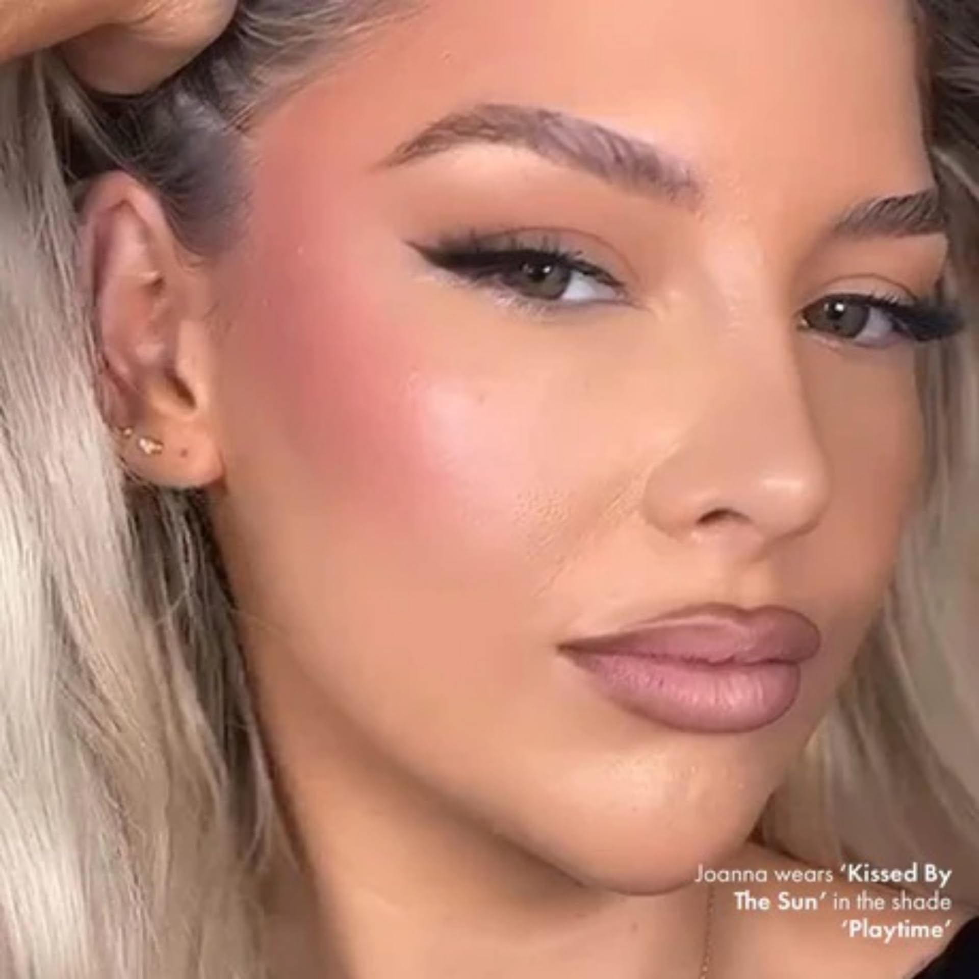ICONIC LONDON Kissed by the Sun brush-stroke demo for seamless blending.