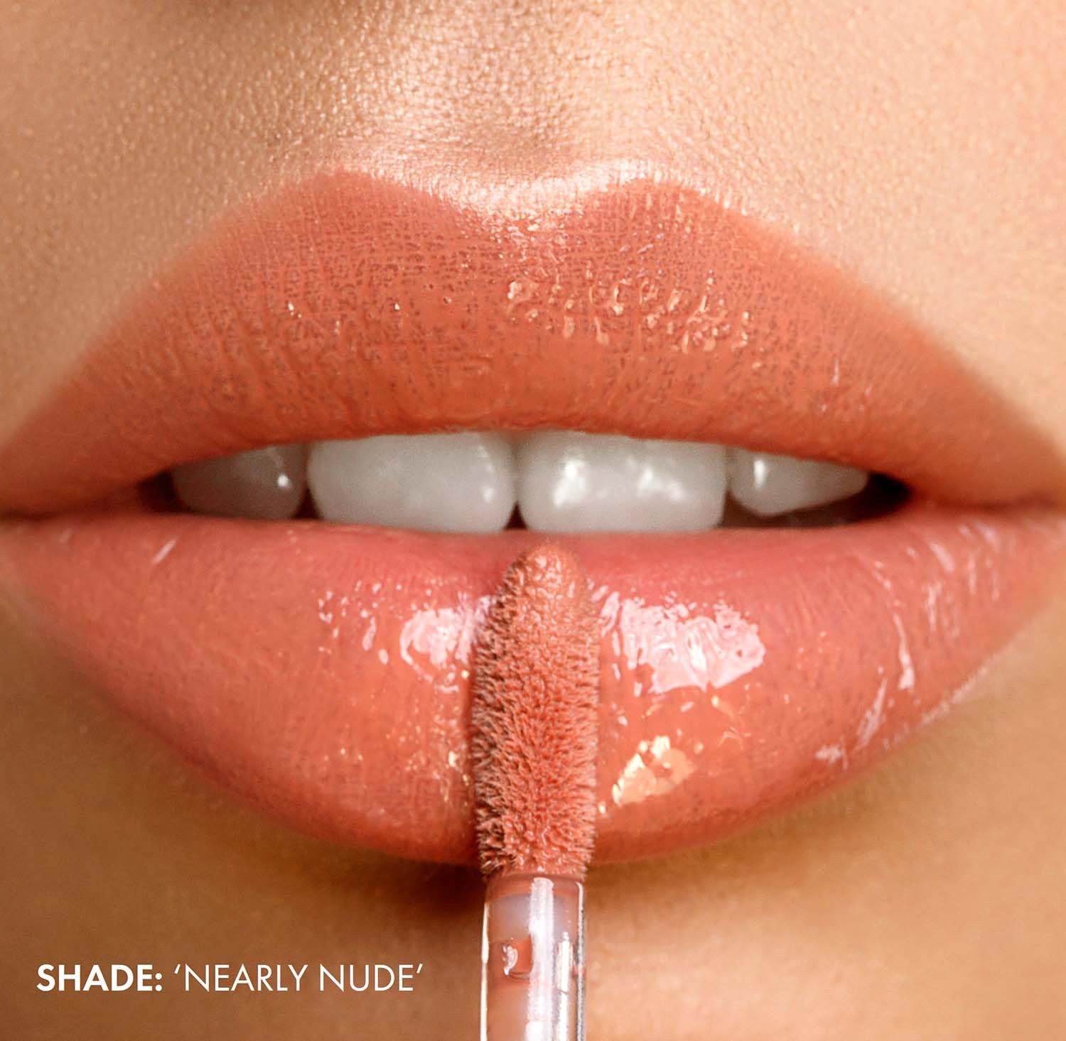 ICONIC LONDON Lip Pumping Gloss angled doe-foot applicator enables precise, easy application.