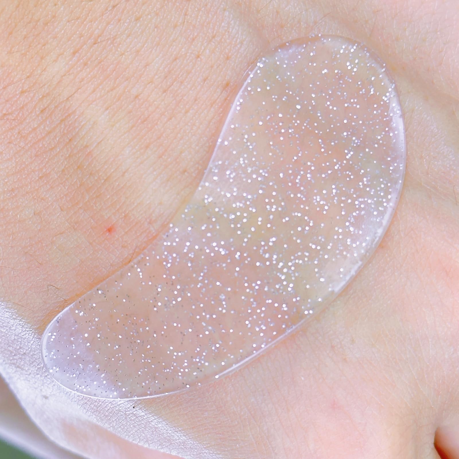 ICONSIAM universal-size eye patches fit most eyelids with ease.