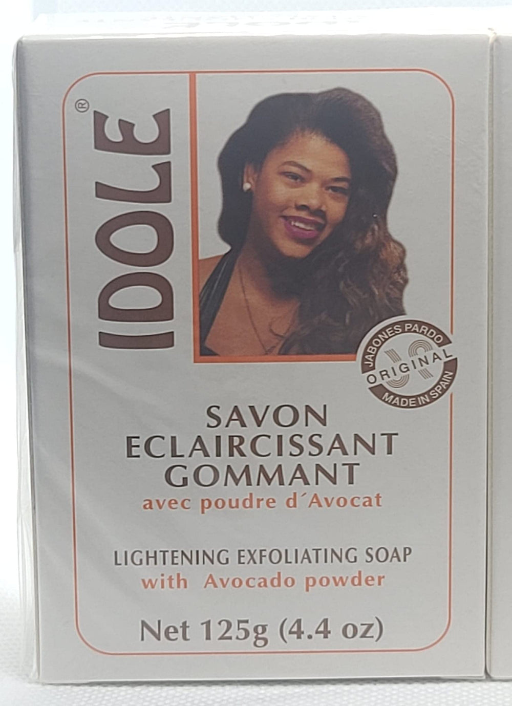 Idole Exfoliating Soap close-up highlights avocado seed powder texture for smoother skin.