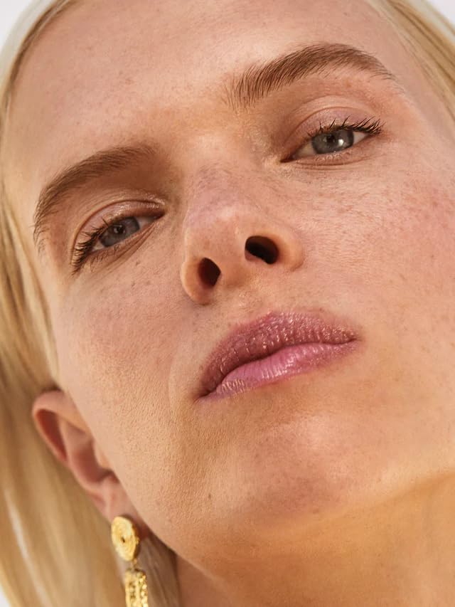 Brand detail reinforces ILIA quality and shade consistency