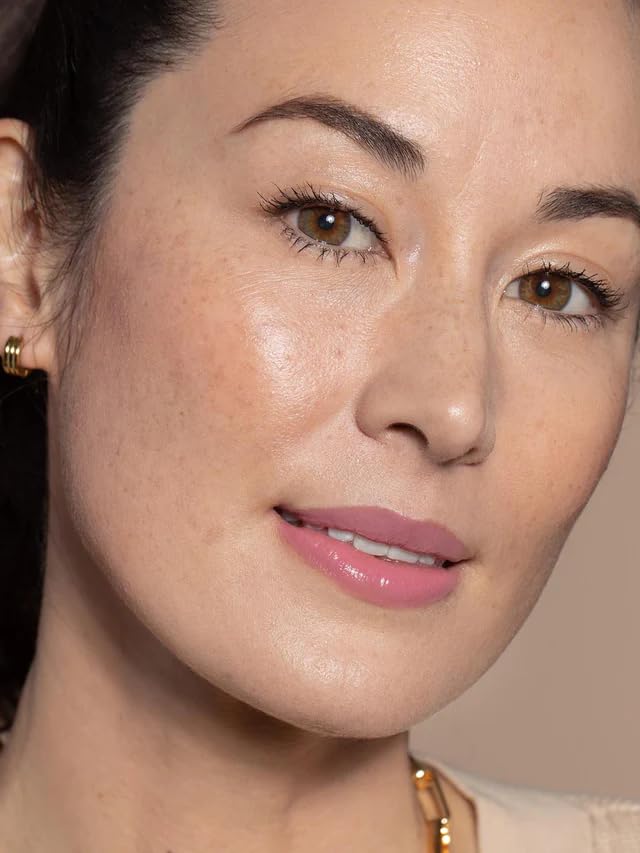 Glossy finish and color blend for a soft, luminous look