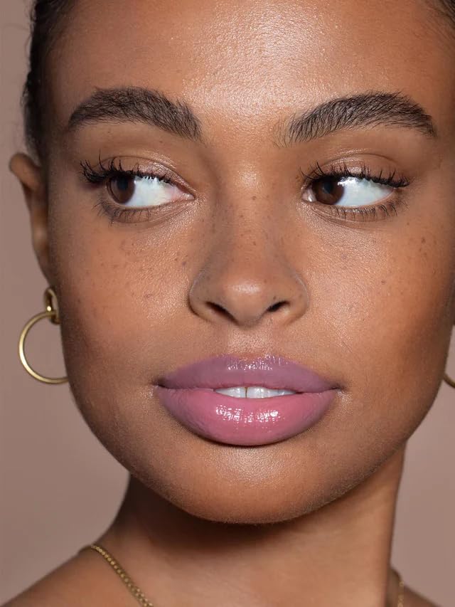 On lips glossed finish with smoothness and natural shine