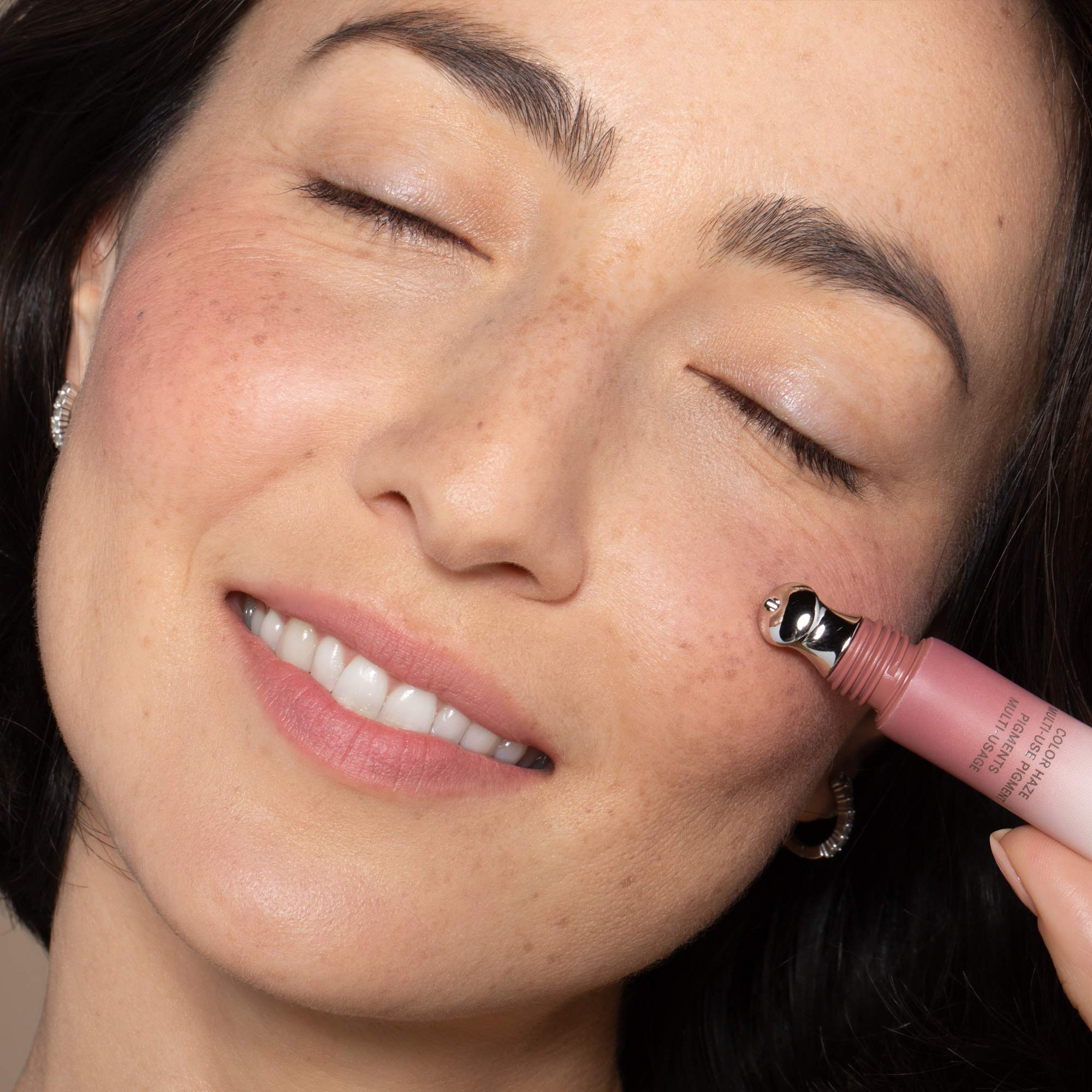 ILIA Color Haze precise metal applicator enables on-the-go application.