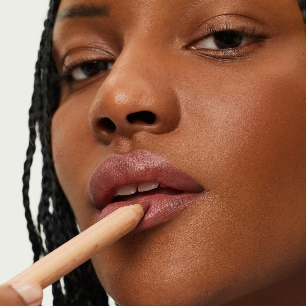 ILIA Lip Sketch Genre formula highlights sea succulent hydration and definition.