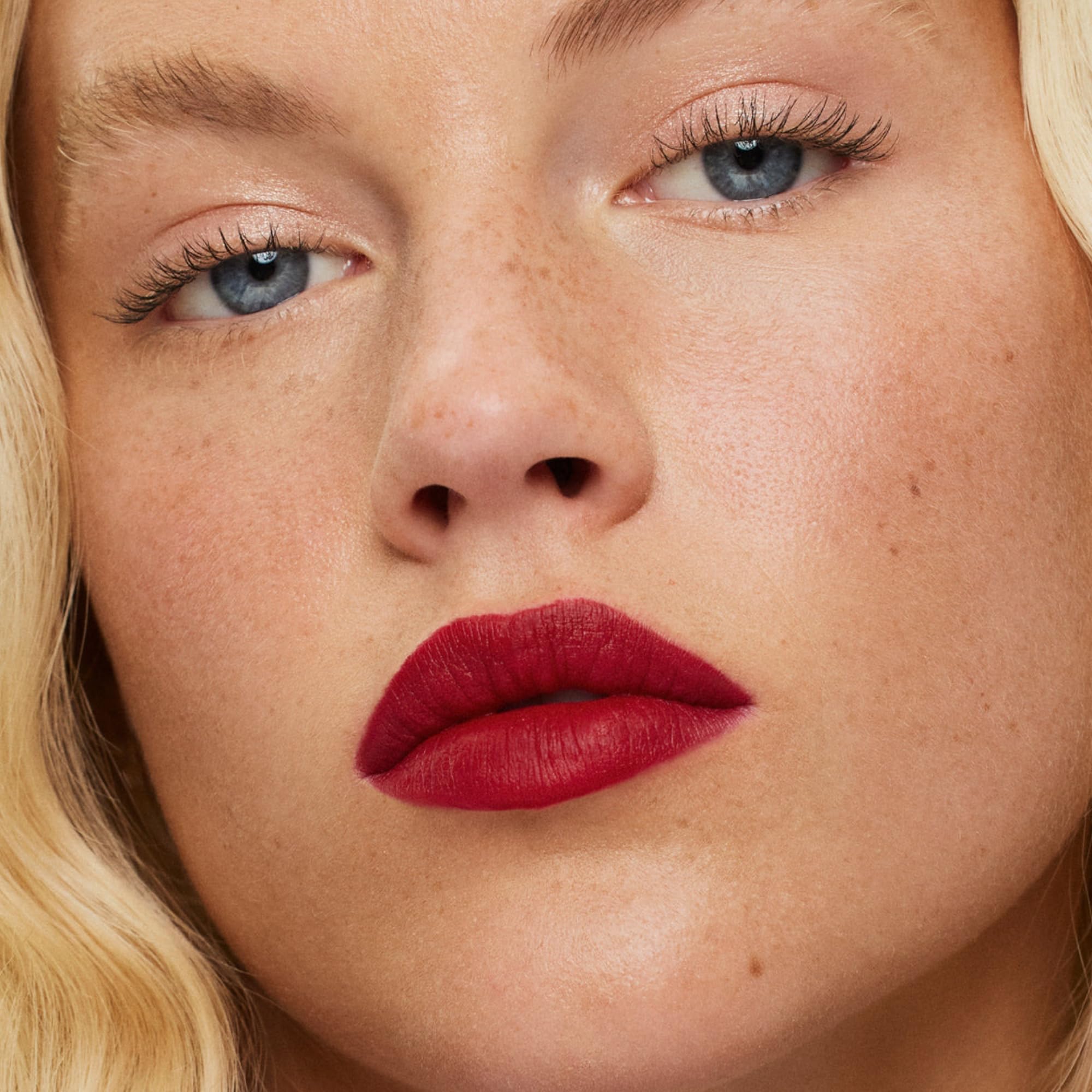 ILIA Lip Sketch Hydrating Crayon contains sea succulent and hyaluronic acid for hydration.