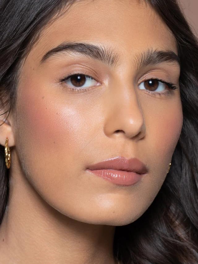 Perfect for on-the-go touchups thanks to a portable compact.