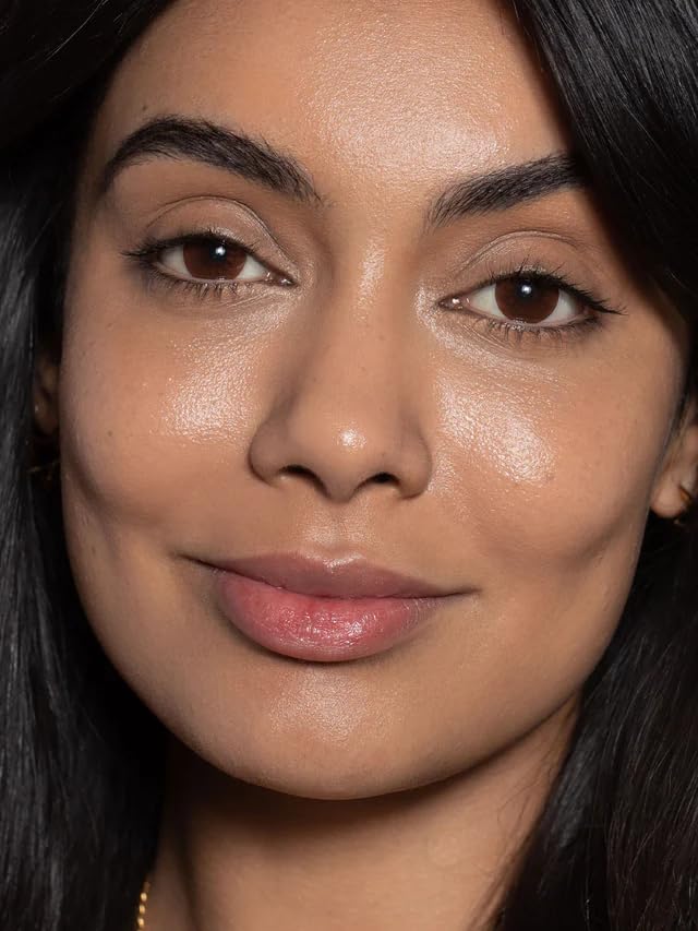 ILIA ingredients panel mentions Niacinamide and Hyaluronic Acid benefits.