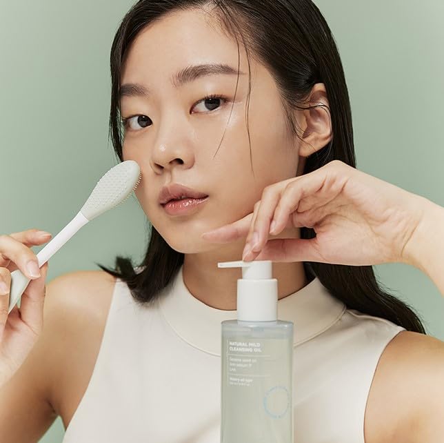 ilso Natural Mild Cleansing Oil makeup removal action melts makeup efficiently